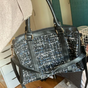 Väska  - Jättefin väska från Mintfashion. Aldrig använd.