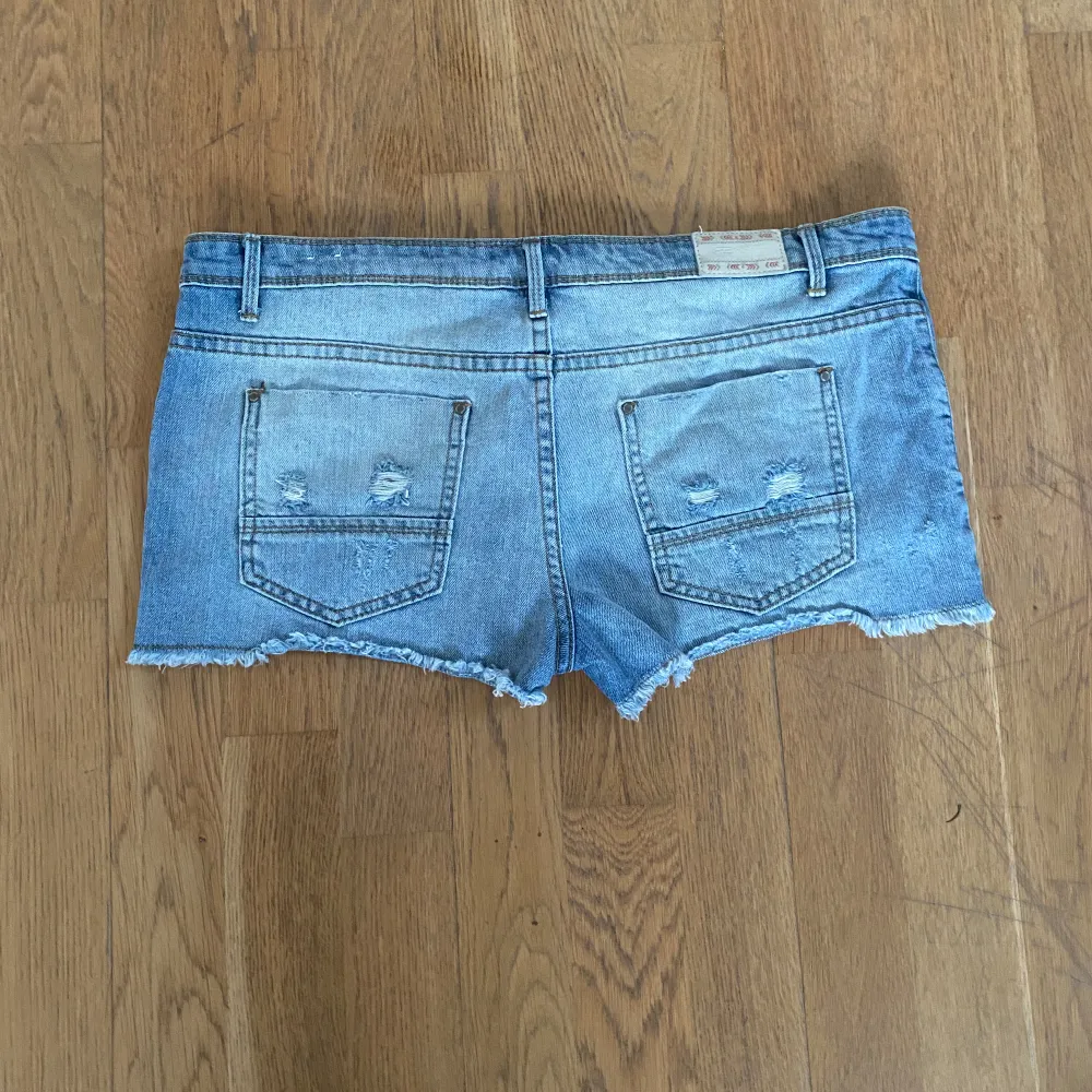 Supersnygga lågmidjade shorts med fina detaljer! Perfekta för sommaren! Köpta av en annan tjej secondhand. Inga defekter! Midjemått: 46 cm rakt över Längd: 27 cm✨💕  . Shorts.