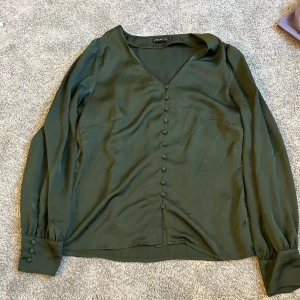 Blus - Blus från MQ andvänd men kvalite på topp!