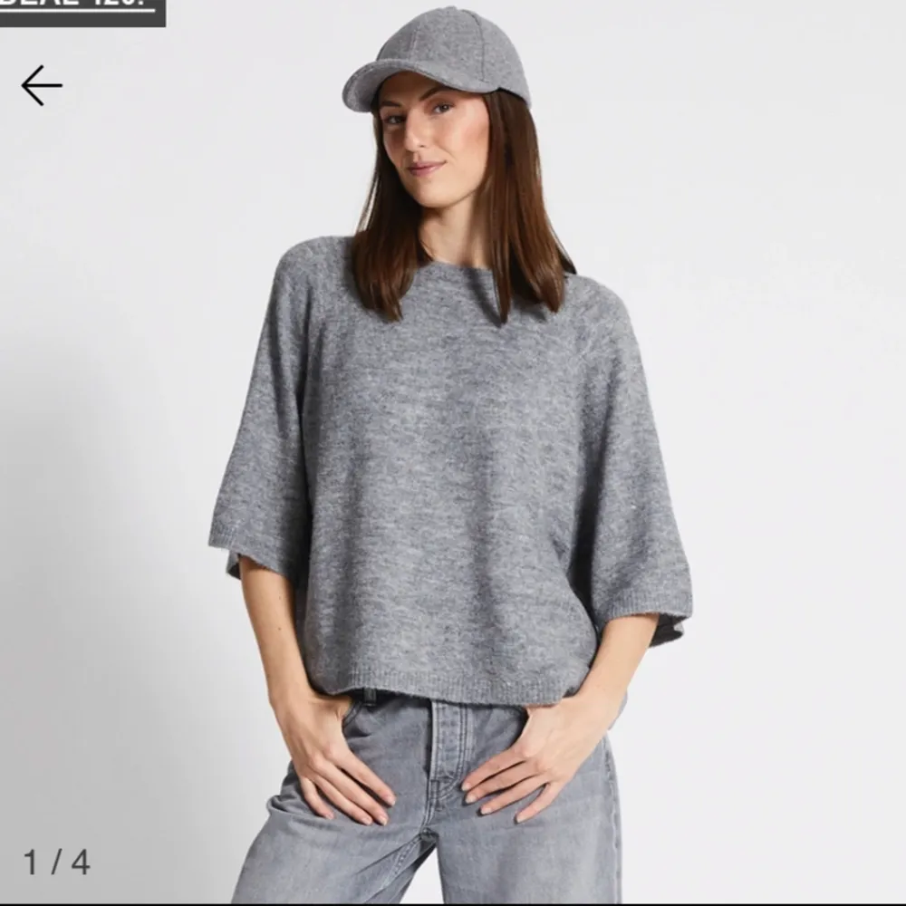 Säljer denna trekvartsärmade tröja då den inte kommer till användning❤️❤️ köp direkt för 100 annars buda🥰🥰. Stickat.