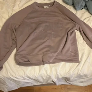 Lila  - Älskar och ser så fin ut! Inga defekter. För fler bilder kan du kontakta mig. Kan sänka priset om det är en snabb affär. Är 164cm lång.