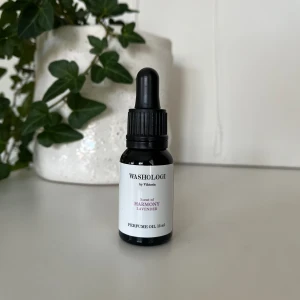 Doftolja från Washologi  - Parfymolja som doftar så gott, från Washologi, bara testad så i princip full. Används vid tvätt av kläder eller som rumsdoft 💓