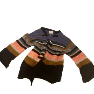 Cardigan - Jätte fin cardigan som köptes på zara för flera år sen. Orginalt köpt på barn avdelningen men passar fortfarande mig och min mamma som är xs-m ! 🥲 och passar barn runt 10-14 år💗 kontakta om du tex vill ha bilder på eller om du har frågor💓💓