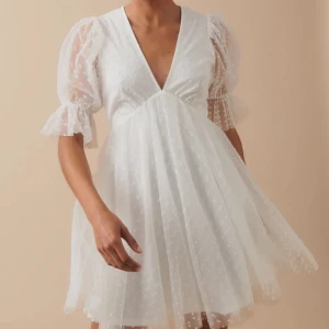 Vit klänning - Superfin klänning från ginatricot. Passar perfekt till studenten eller midsommar. Den är helt ny med lappen kvar. Köpte den för 700kr🩷