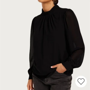 Blus från Nelly - En svart blus med krage från nelly. Endast använd fåtal gånger, bra skick. Skicka för fler bilder/frågor☺️☺️