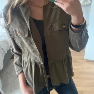 Grön ”jacka” från zara  - Grön slags jacka från zara. Tunn! I storlek M. 