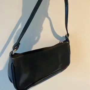 Hej! Säljer nu denna lilla söta svarta väska. Denna väska passar till all tillfällen och klär upp varje outfit!