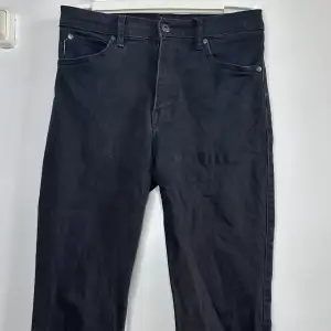 Svarta Jeans från Flash i storlek 36 N.  I använt skick, trasig på ett ställe (se bild 3)