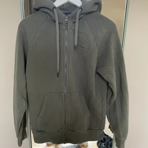 peak performance  - peak performance zip up hoodie i storlek S, skicket är 9/10, kom privat för frågor och funderingar🙌🙌!