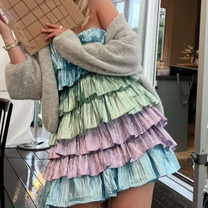 Volang klänning  - Säljer den här otroliga klänningen då jag har den i två storlekar. Storlek 40 men är mindre i storleken, den har även band. 🤹🏼