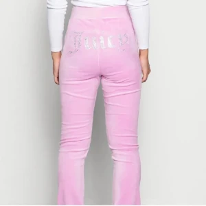 Juicy Couture byxor - Rosa juicy couture byxor. Aldrig använda. Högmidjade och utsvängda. 