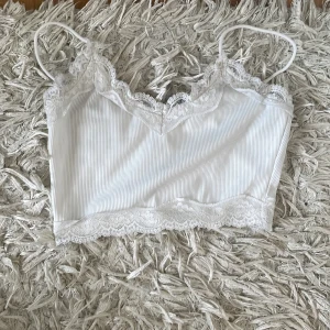 Vitt kort linne❣️ - Säljer detta fina korta linne med lace som knappt är använd💋
