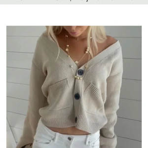 IOAKU halsband - Superfint långt halsband från IOAKU i silver. Använt en gång så det är i väldigt bra skick. Bara att höra av sig för fler/egna bilder. Box medkommer❤️kostar 600 i nypris. 