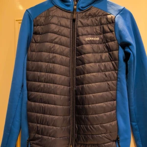 Hybridjacka Didriksons  - Didriksons hybridjacka/cardigan storlek s eller 170. Nästan oanvänd, är i nyskick och säljer den just för att jag inte alls använder den. Nypris är 800 jag säljer den för 269.