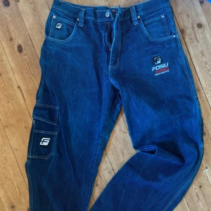 heavyweight fo5u jeans - Köpte på beyond för ett tag sen men aldrig använt själv. Passar både till tjejer och killar.