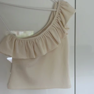 Enärmad topp  - Helt oanvänd topp från h&m💕💕💕