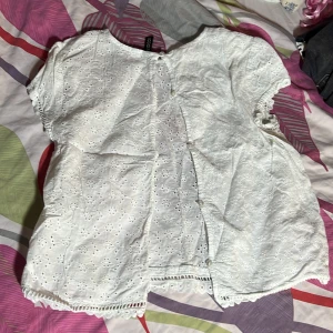 En vit blus - En vit blus perfekt till sommaren eller skolavslutningen! 