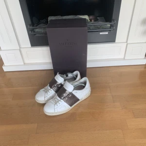 Valentino open - Tja, säljer dessa sjukt snygga Valentino som passar perfekt till sommaren! Öppen för byten och självklart äkta! Lite smutsiga men går att ta bort med tvättlapp. Hör av er vid frågor!