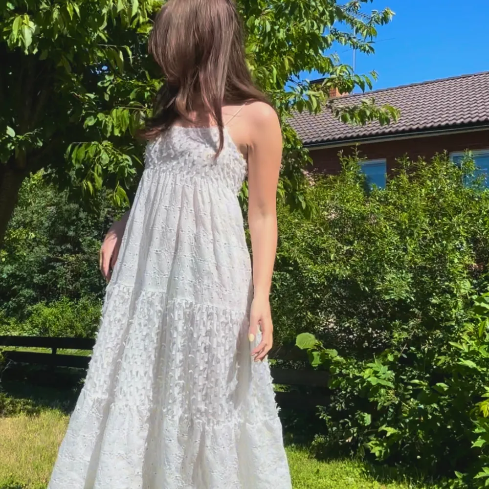 Vit klänning från Zara i strl S, perfekt till sommaren🌸🌸 Klänningen är inte genomskinlig eftersom den har en underklänning. . Klänningar.