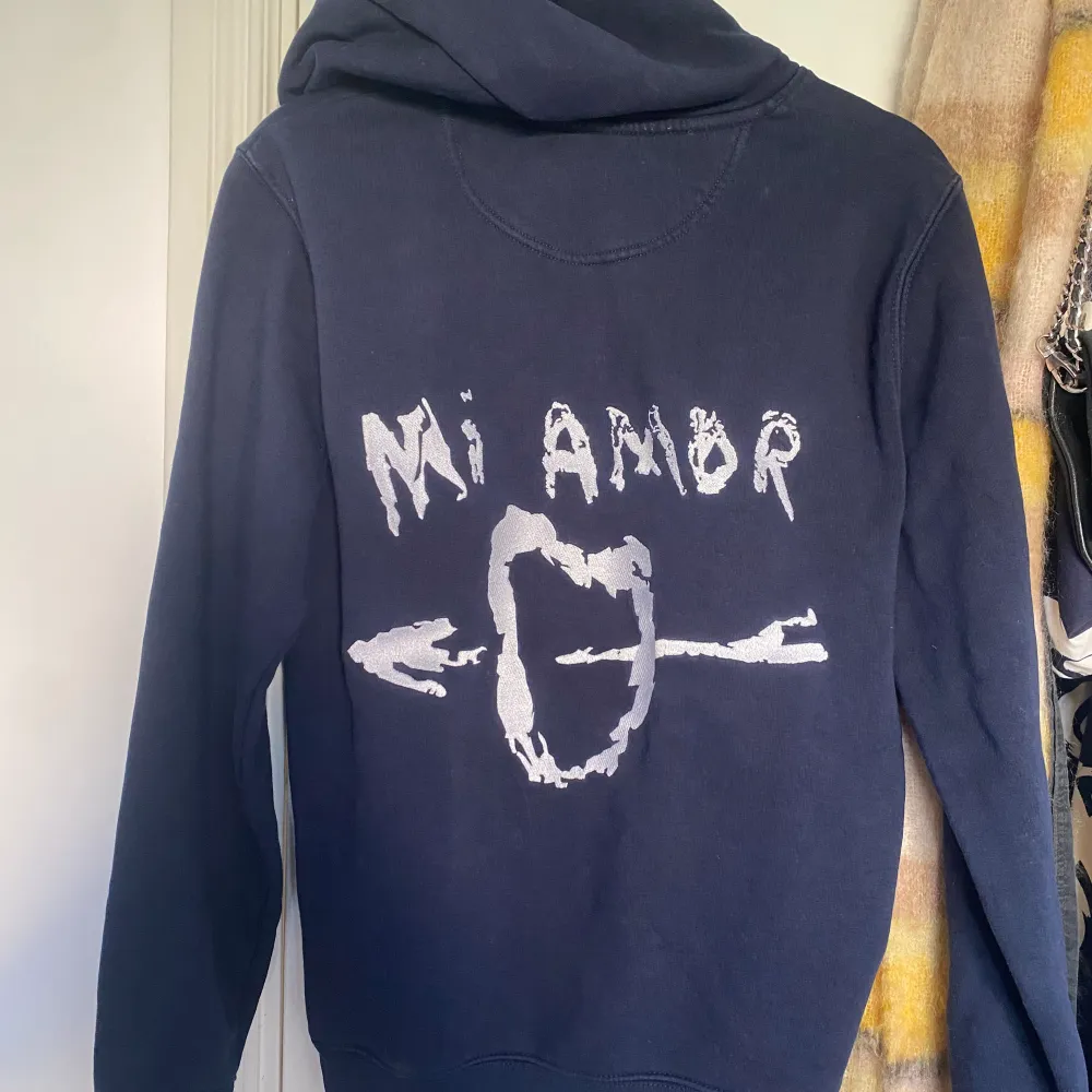 Säljer min trendiga hoodie från Mira Paris med tryck på ryggen. Hoodien har används några gånger men är i princip i nyskick.  Nypris ca. 1700 kr. Hoodies.
