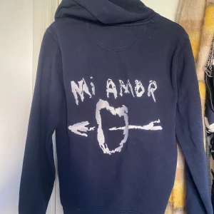 Mira Paris hoodie - Säljer min trendiga hoodie från Mira Paris med tryck på ryggen. Hoodien har används några gånger men är i princip i nyskick.  Nypris ca. 1700 kr