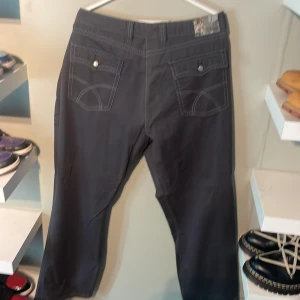 True religion liknande byxor - Tjena, säljer dessa byxor som likar true religion lite. W40 eller nått sånt skulle jag gissa, och längd typ L 36-38 kanske vet inte riktigt. Kan skicka mått om de önskas. Priset ej hugget i sten.