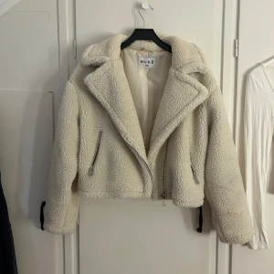 Teddyjacka  - Teddyjacka från NA-KD