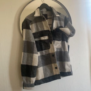 skjortjacka kille - skjortjacka kille från lager 157 strl S men passar även M då den är oversized mycket