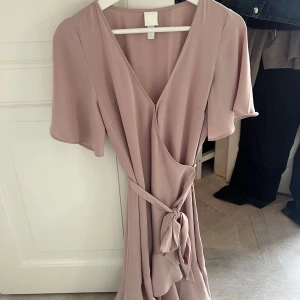 Hm klänning rosa  - Hm klänning ljusrosa i storlek 36/small, knappt använd❣️