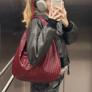 SÖKER - Söker denna väskan i vinrött eller mörkblå, från designbysi eller liknande märke. Spelar ej roll vilket märke bara de är denna i denna modellen!!❤️