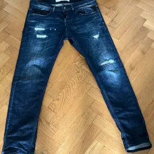 Replay jeans med slitningar  helt nya använda 1 gång Nypris 3300 MIT pris 1000 kan göra 900 vid snabb affär säljer på grund av dem är för stora för mig. Storlek 32 32 jävligt feta nu till sommaren.🍾