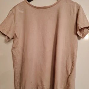 Beigerosa topp  - Beigerosa topp från lager 157 i storlek medium, det är en fläck uppe på högra axeln som syns på bilderna, annars i bra skick