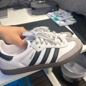 Adidas samba  - Säljer mina samba i nyskick.  Strl 37,1/3 men passar 37or.  Inga fläckar eller skador på skorna. 