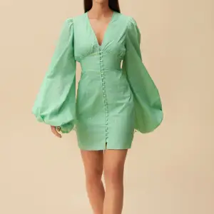 Säljer min helt oanvända adoore Florence klänning i en så fin grön färg, prislapparna kvar 💚 stl 34