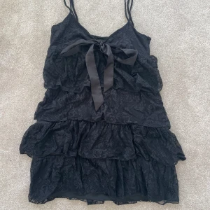 Klänning - Svart klänning med volanger i spets. Storlek S men passar även XS!😍💕