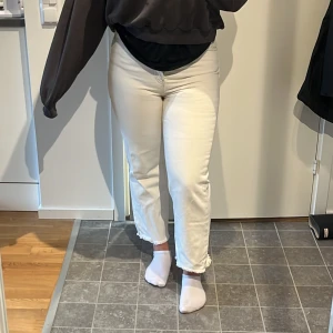 Zara jeans - Benvita jeans från zara. Raka och croppad modell.