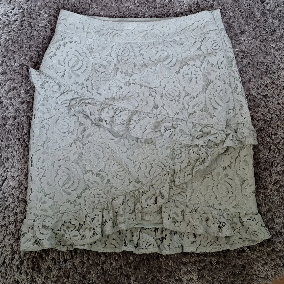 NA-KD Mintgrön, ljusgrön spetskjol med volanger strl 34  - 90