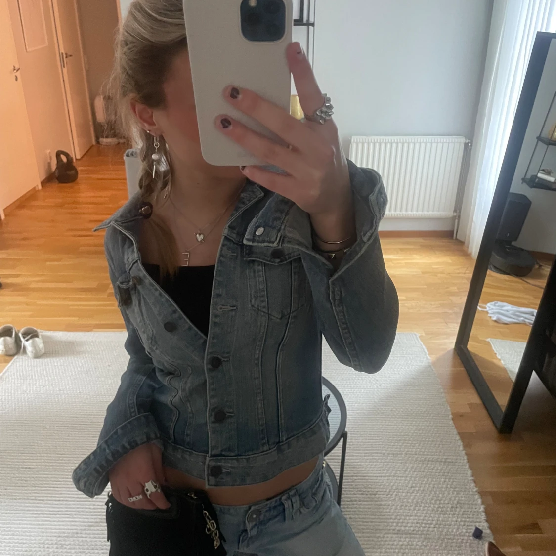 Säljer denna super fina jeansjackan från HM i storlek S, om ni är intresserade är det bara att skriva kring frågor💕💕