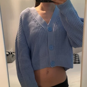 Blå tjocktröja - Jätte fin tjocktröja, dock bättre för hösten och vintern Har inte fläckar/ Skador och är knappt använd! Är en S men är ganska stor