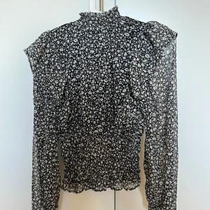 Blommig blus  - Tunt material, använd en gång!