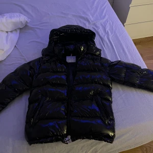 Moncler jacka - En svart moncler jacka i nyskick. Inga repor eller liknande🤍