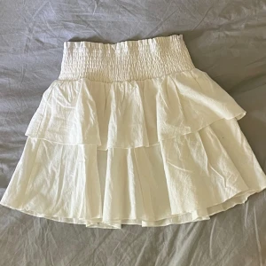 Vit volangkjol - Supersöt vit volangkjol som inte kommer till användning. Endast använd vid ett tillfälle så i väldigt bra skick! Bara att skriva för fler bilder eller vid andra funderingar! 💓