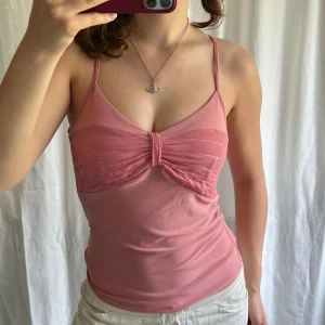 Rosa topp - Rosa vintage linne / topp från Pretty Girl, med paljetter och volang detaljer 🙌 Storlek M, passar också S