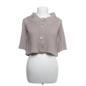 Kortärmad kofta - Jättegullig kortärmad kofta i fint skick. Perfekt att styla över en klänning eller linne. Storleken är L men passar XS-M bättre. Skriv privat om ni undrar nått och köp gärna via köp nu instabox💞