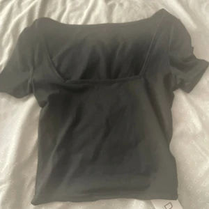 Square top  - Svart topp med square urigning. Aldrig använd och lapp kvar. Storlek M men skulle säga xs/s