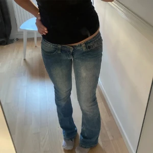 Lågmidjade jeans från Brandy Melville  - Säljer dessa sjukt snygga lågmidjade jeans från Brandy Mellville, utan tecken på användning. Lånade bilder från förra ägaren men skickar gärna fler, eller om ni har har andra frågor så skriv gärna!💗