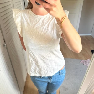 Superfin t-shirt / blus från mango😍 - Bra skick och superskön. Fin passform och passar till allt!!