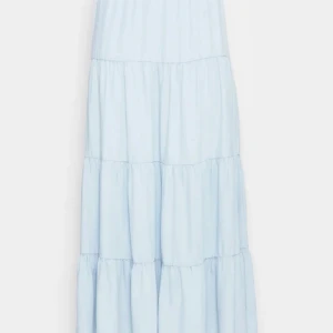 Blå långkjol - Säljer nu min slutsålda och  oanvända långkjol från only! Prislappen är kvar, på  första bilden ser den annorlunda ut men det är samma kjol☀️ sista bilden är min men har ej strykt den (ser ut som på andra bilden)😅 pris är diskuterbart