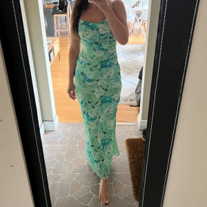 Adoore Klänning, strl 36 - Köpt för några år sedan, använd 1 gång.  Storlek 36. Grön/Blå nyanser Lång klänning