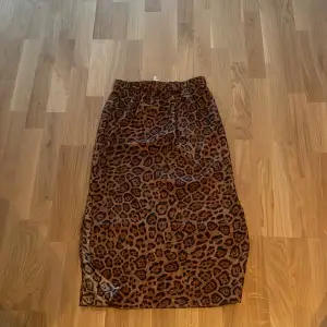 Kjol med leopardmönster och en slits nertill. Aldrig använt 